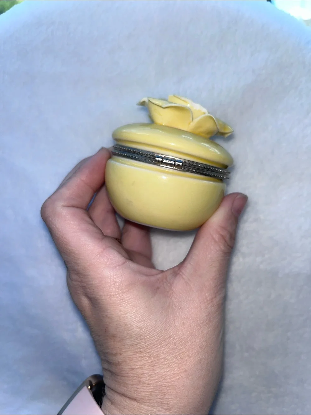 Vintage Yellow Porcelain Rose Hinged Trinket Box Bow Clasp Ring Dish